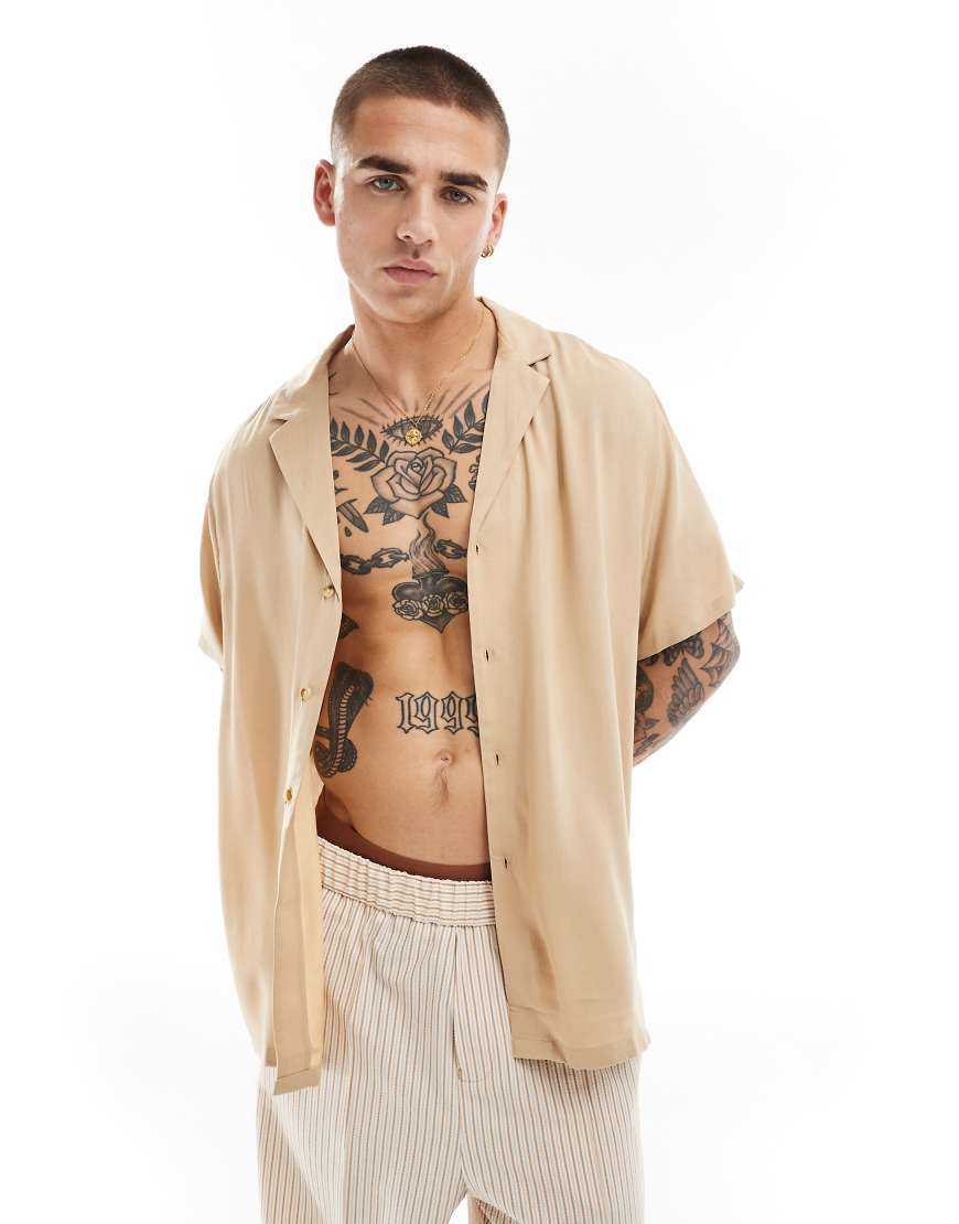 ASOS DESIGN - Viskose-Hemd in Camel mit tiefem Reverskragen-Neutral ASOS DESIGN - Viskose-Hemd in Camel mit tiefem Reverskragen-Neutral von ASOS DESIGN