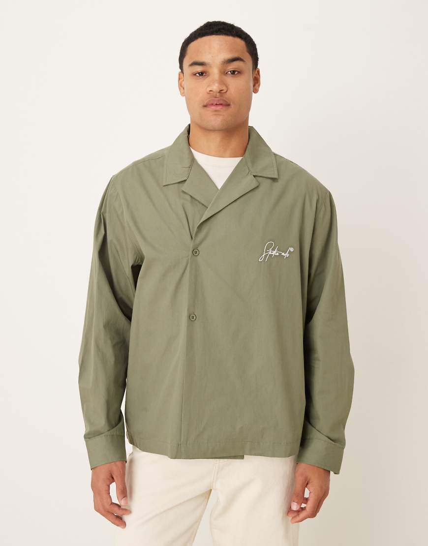 ASOS DESIGN - Locker geschnittenes Wickelhemd in Khaki mit Stickerei-Grün von ASOS DESIGN