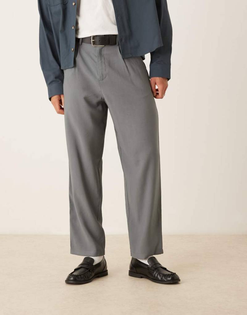 ASOS DESIGN - Locker sitzende, elegante Skater-Hose in Grau von ASOS DESIGN
