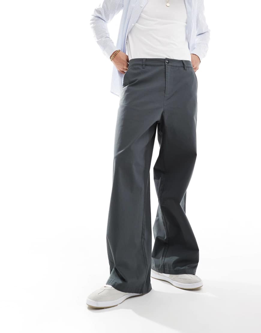 ASOS DESIGN - Locker sitzende Chinohose in Dunkelgrau ASOS DESIGN - Locker sitzende Chinohose in Dunkelgrau von ASOS DESIGN