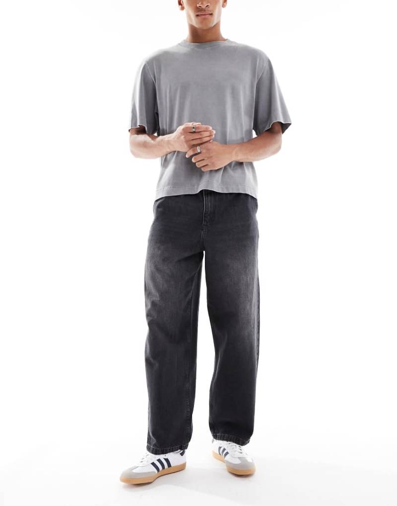 ASOS DESIGN - Locker sitzende Jeans im Jogginghosen-Stil mit geradem Schnitt, in schwarzer Waschung von ASOS DESIGN