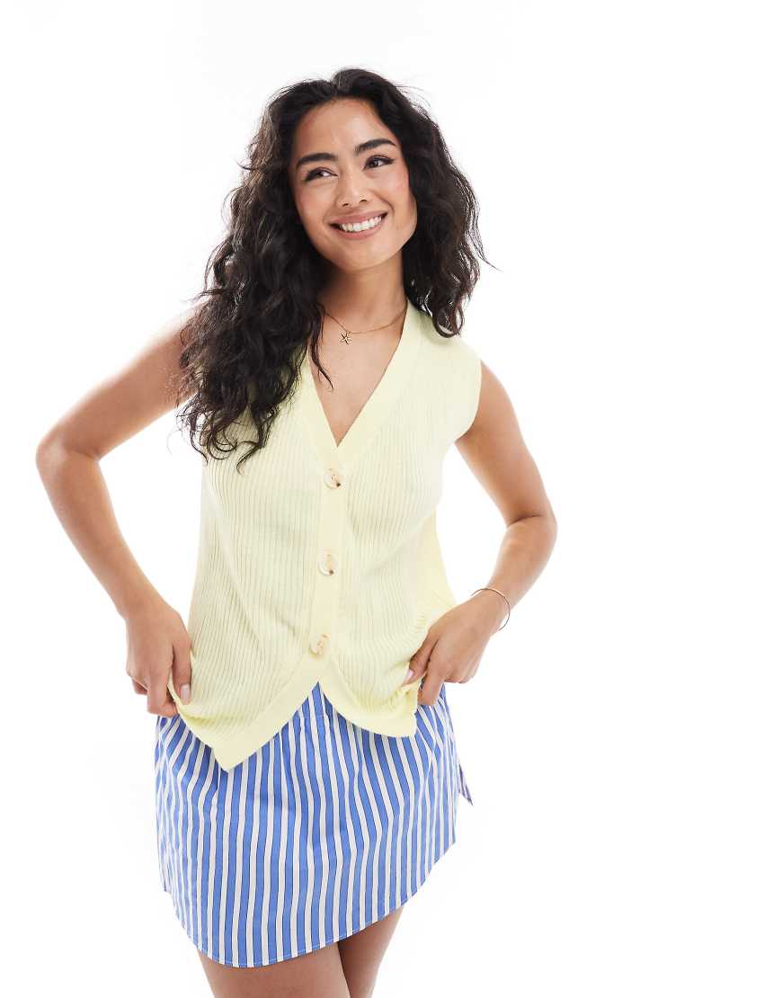 ASOS DESIGN - Locker sitzende Strick-Weste in Buttermilchgelb mit Horn-Knöpfen ASOS DESIGN - Locker sitzende Strick-Weste in Buttermilchgelb mit Horn-Knöpfen von ASOS DESIGN