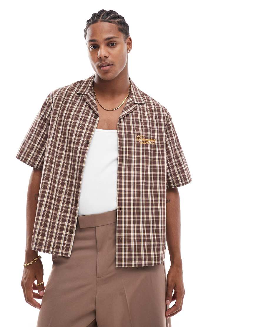 ASOS DESIGN - Locker sitzendes, kastiges Revershemd in Braun kariert mit Stickerei auf der Brust von ASOS DESIGN