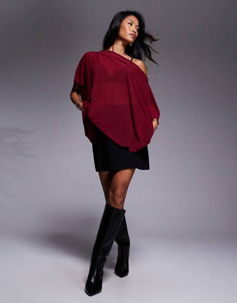 ASOS DESIGN - Locker sitzendes, schulterfreies Longline-Cape-Oberteil aus durchscheinendem Netzstoff in Burgunderrot von ASOS DESIGN