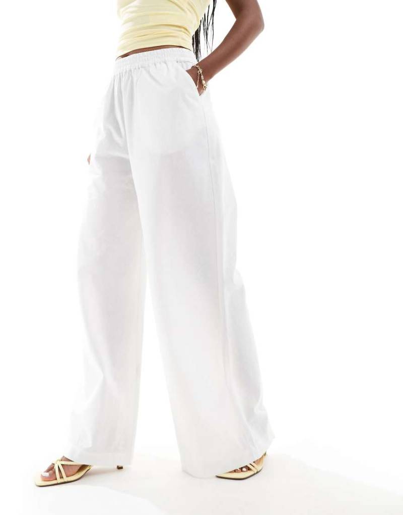 ASOS DESIGN - Locker und asymmetrisch geschnittene Hose in Weiß mit Leinenanteil von ASOS DESIGN