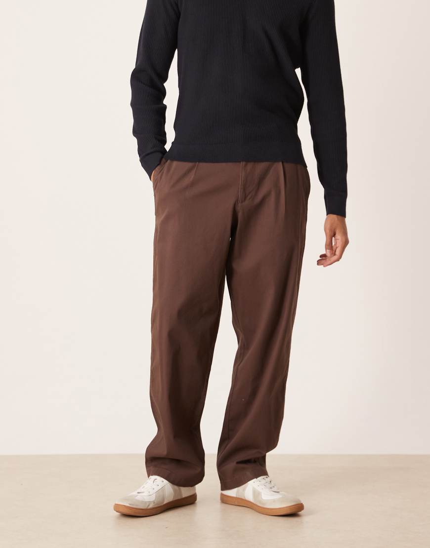 ASOS DESIGN - Locker und gerade geschnittene Chinohose in Braun mit Bundfalten-Brown von ASOS DESIGN