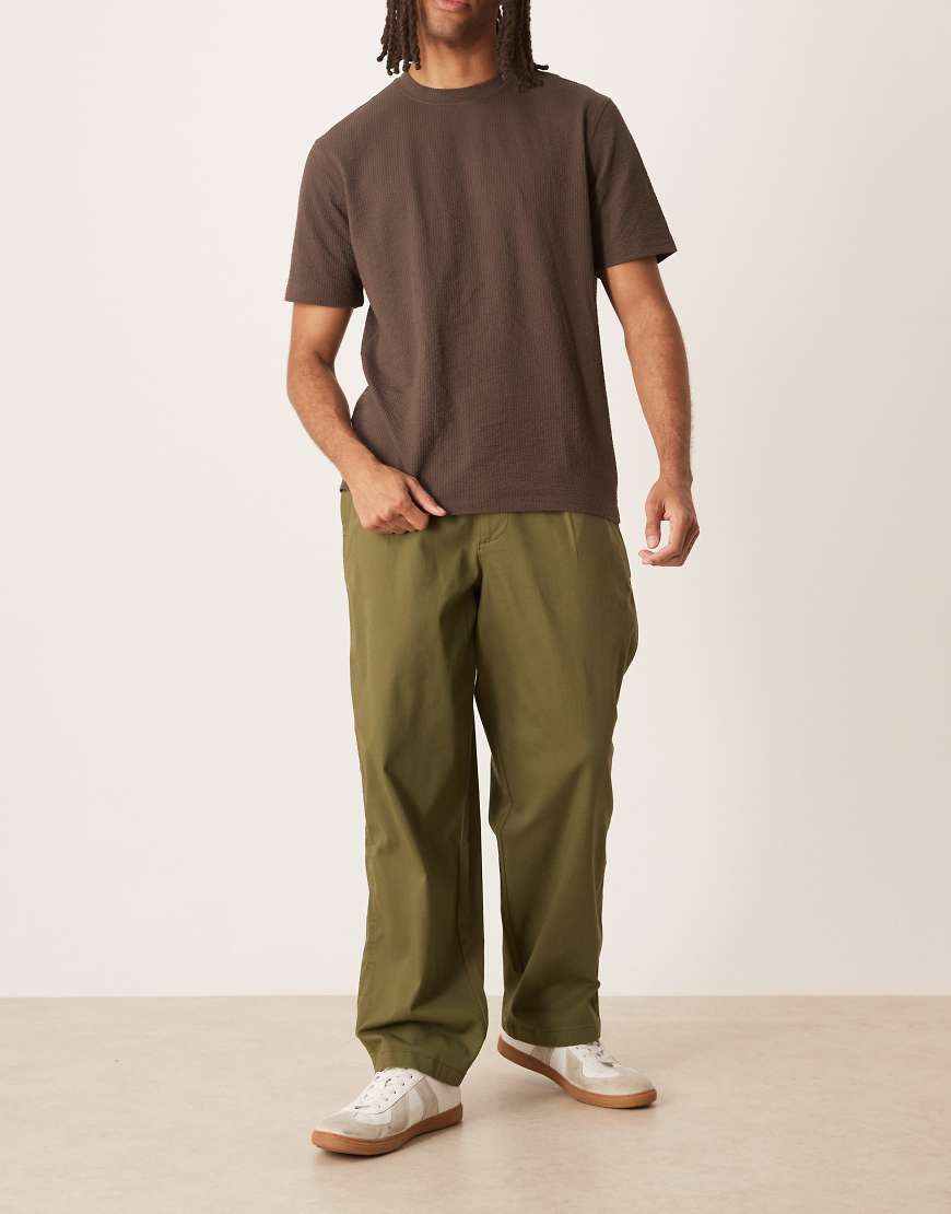 ASOS DESIGN - Locker und gerade geschnittene Chinohose in Khaki mit Bundfalte-Grün von ASOS DESIGN