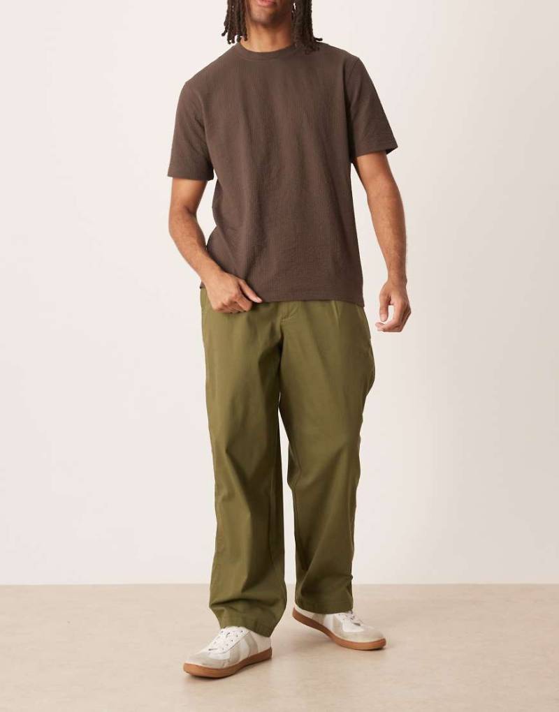 ASOS DESIGN - Locker und gerade geschnittene Chinohose in Khaki mit Bundfalte-Grün von ASOS DESIGN