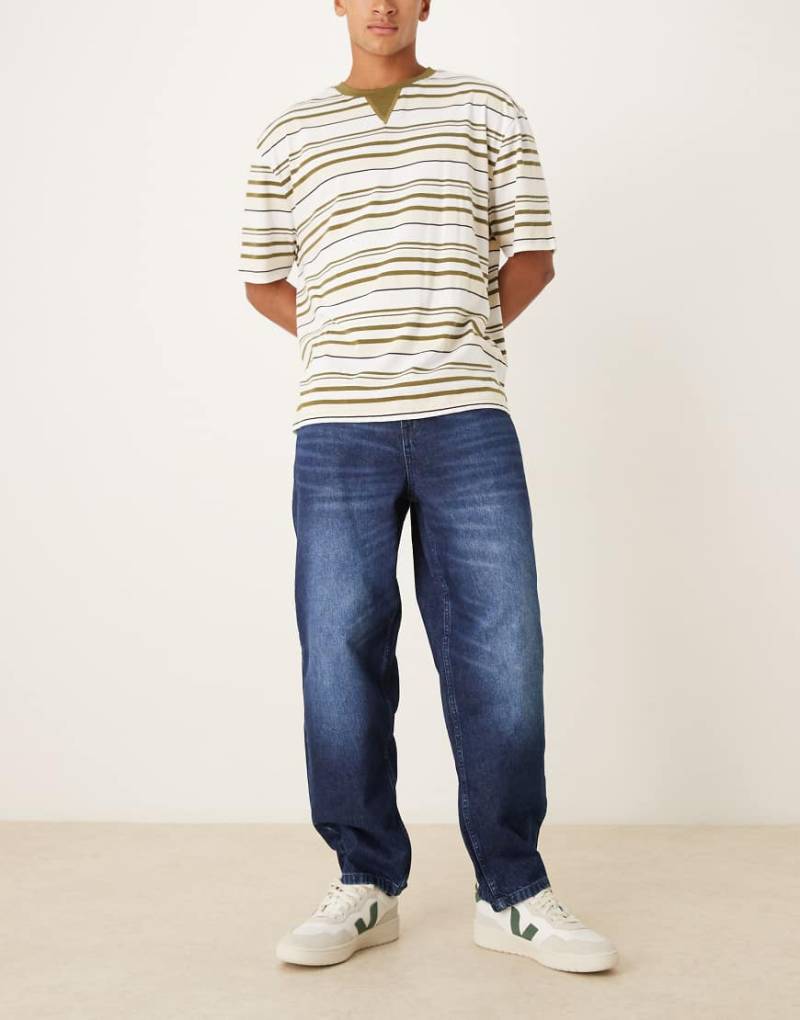 ASOS DESIGN - Lockere, gerade Jeans mit dunkler Rinse-Waschung-Blau von ASOS DESIGN