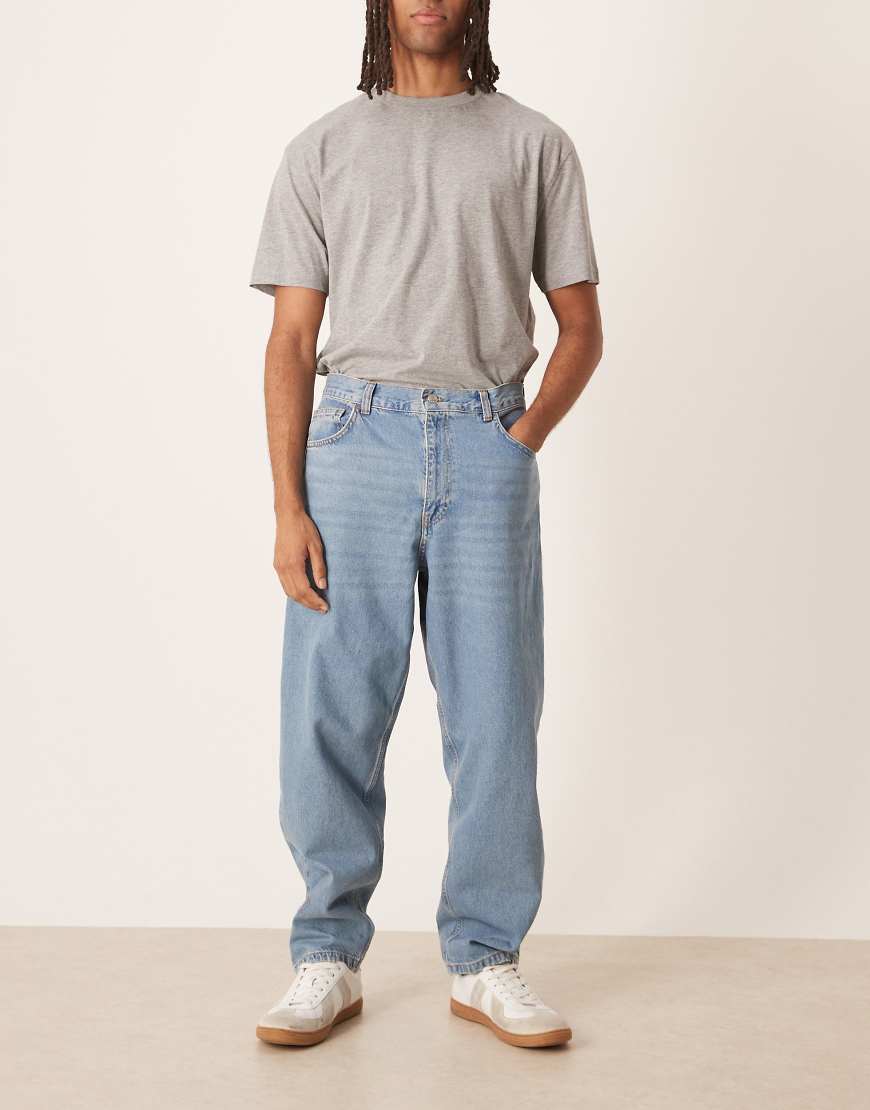 ASOS DESIGN - Locker geschnittene Straight Jeans in heller Waschung mit subtilem Grünstich-Blau von ASOS DESIGN