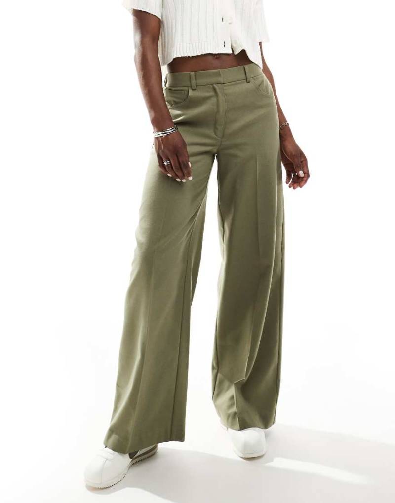 ASOS DESIGN - Lockere, gerade geschnittene Hose in Khaki mit 5-Taschen-Design-Grün von ASOS DESIGN