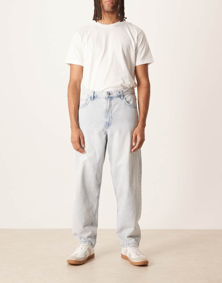 ASOS DESIGN - Lockere, gerade geschnittene Jeans mit Bleich-Waschung-Blau von ASOS DESIGN