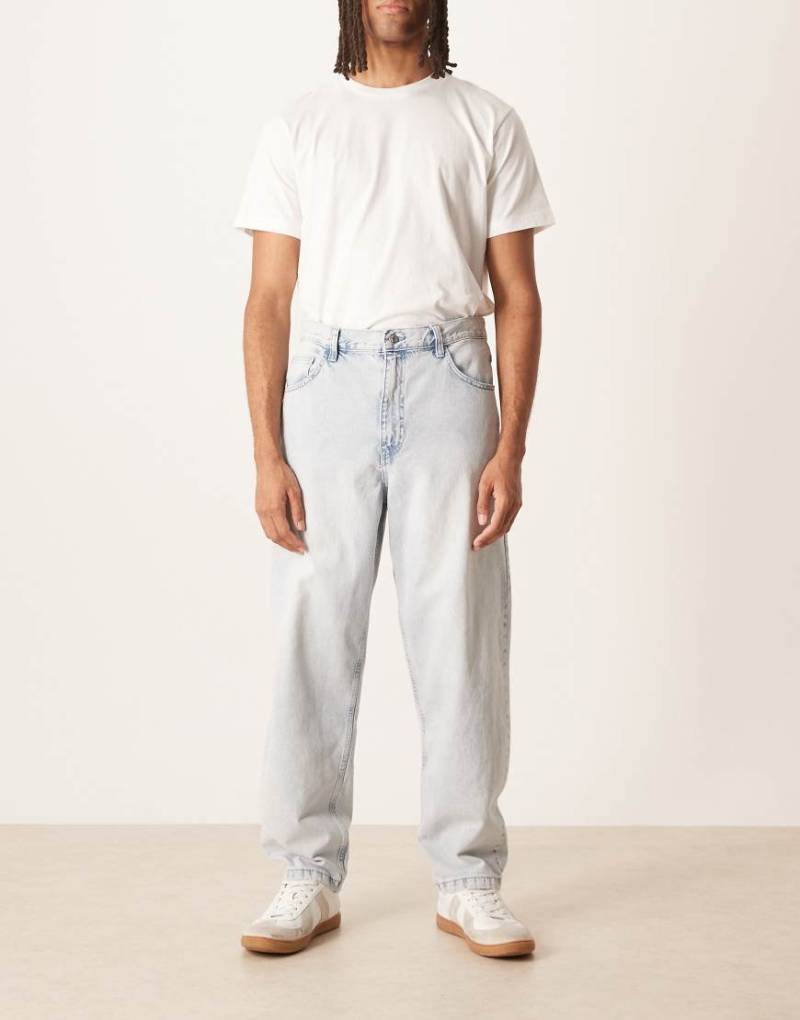 ASOS DESIGN - Lockere, gerade geschnittene Jeans mit Bleich-Waschung-Blau von ASOS DESIGN
