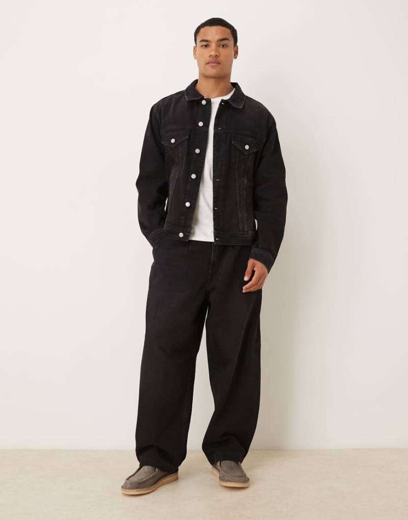 ASOS DESIGN - Schmal zulaufende Oversize-Jeans in Schwarz mit Bundfalten, Kombiteil-Brown von ASOS DESIGN