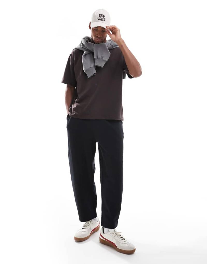 ASOS DESIGN - Schmal zulaufende Oversize-Jogginghose in Schwarz von ASOS DESIGN
