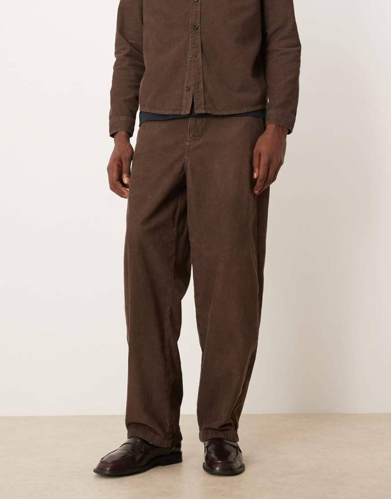 ASOS DESIGN - Lockere Cordhose in Braun mit geradem Bein, Kombiteil-Brown von ASOS DESIGN