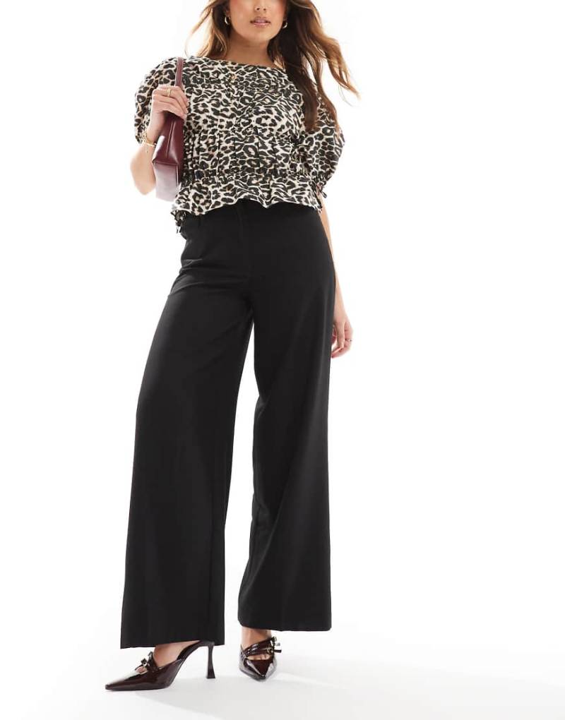 ASOS DESIGN - Lockere, gerade geschnittene Hose in Schwarz mit 5-Taschen-Design von ASOS DESIGN