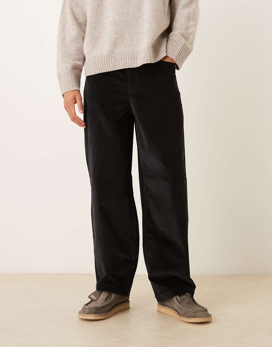 ASOS DESIGN - Lockere Hose aus Cord in Schwarz mit geradem Bein von ASOS DESIGN