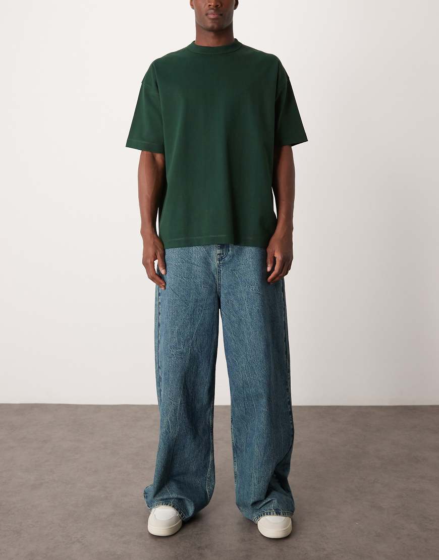 ASOS DESIGN - Lockere Jeans in Blau mit starker marmorierter Waschung, niedrigem Bund und breitem Saum von ASOS DESIGN