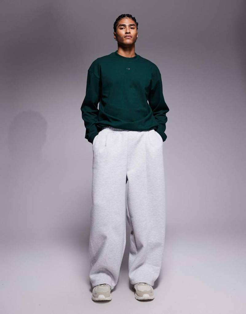 ASOS DESIGN - Lockere Jogginghose in Hellgrau aus neoprenartigem Material mit Bundfalten von ASOS DESIGN