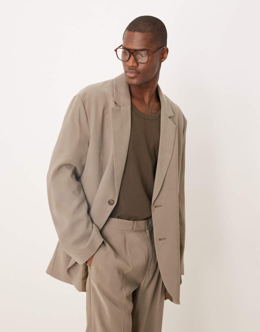 ASOS DESIGN - Lockere Oversize-Anzugjacke in Steinbeige-Neutral ASOS DESIGN - Lockere Oversize-Anzugjacke in Steinbeige-Neutral von ASOS DESIGN
