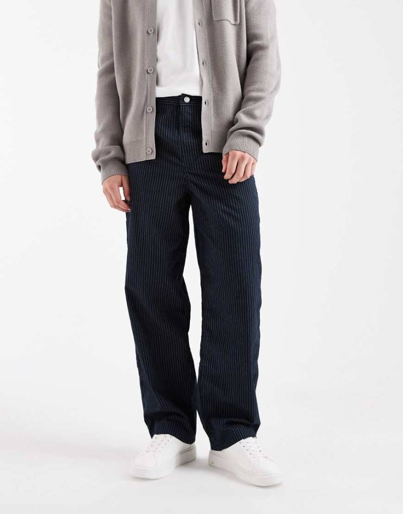 ASOS DESIGN - Lockere Schlupfhose mit geradem Bein und Nadelstreifen-Bunt von ASOS DESIGN