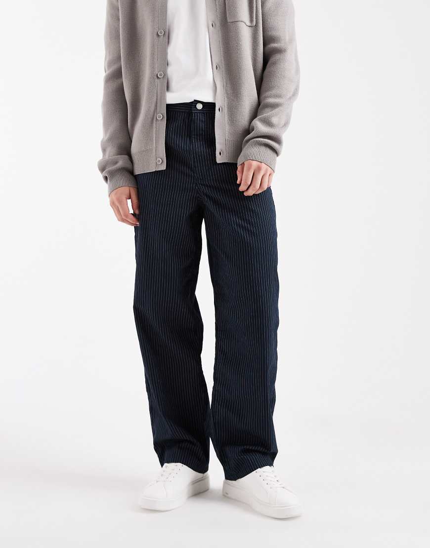 ASOS DESIGN - Lockere Schlupfhose mit geradem Bein und Nadelstreifen-Bunt von ASOS DESIGN