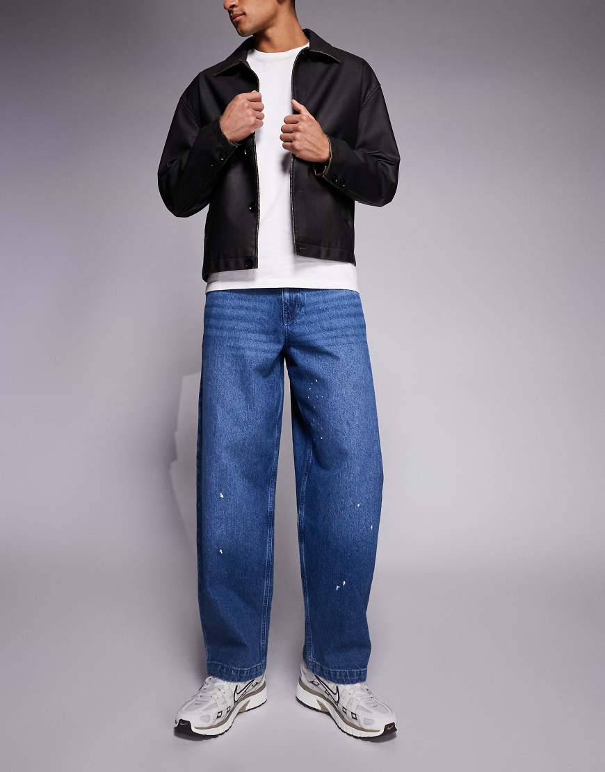 ASOS DESIGN - Lockere Straight-Fit-Jeans in mittlerer Waschung mit Farbspritzern-Blau von ASOS DESIGN