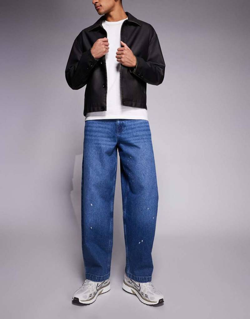 ASOS DESIGN - Lockere Straight-Fit-Jeans in mittlerer Waschung mit Farbspritzern-Blau von ASOS DESIGN