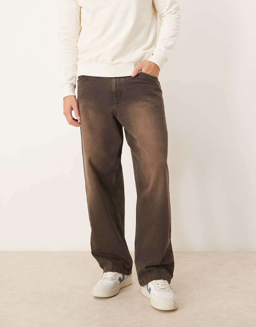ASOS DESIGN - Lockere Straight Jeans in brauner Acid-Waschung-Brown von ASOS DESIGN