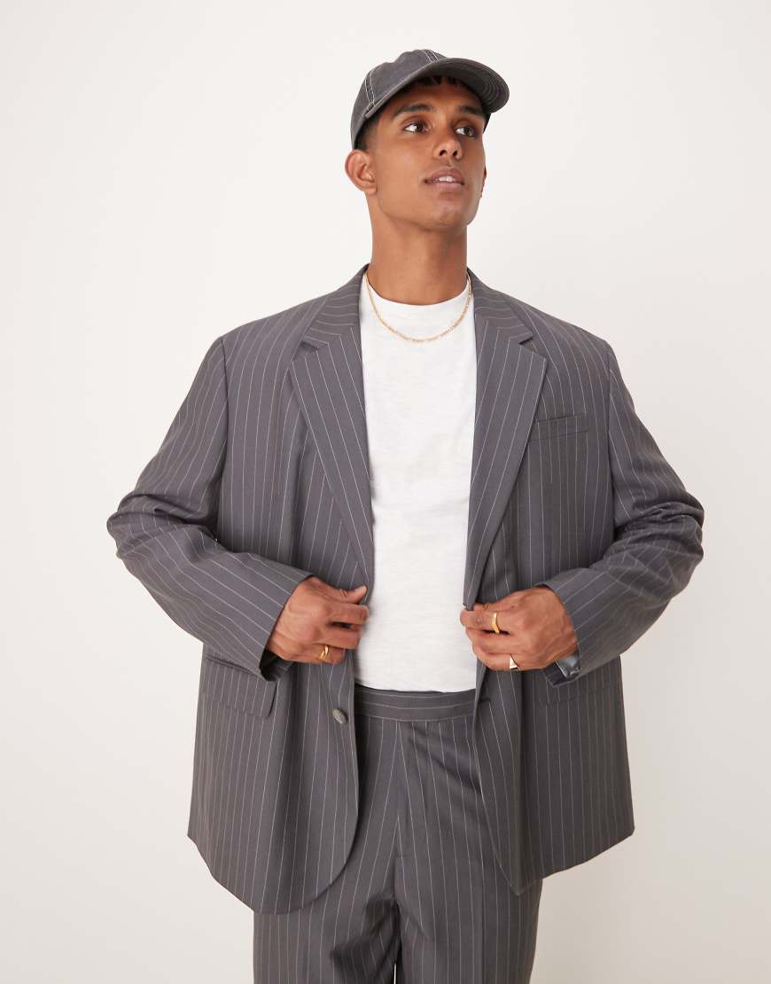 ASOS DESIGN - Lockerer Oversize-Blazer in Anthrazit mit Nadelstreifen-Grau von ASOS DESIGN