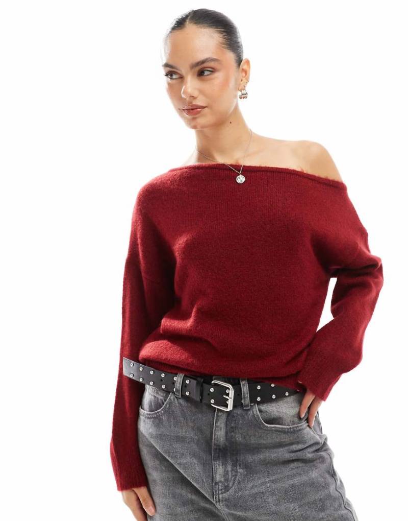 ASOS DESIGN - Lockerer Pullover in Burgunderrot mit One-Shoulder-Design von ASOS DESIGN