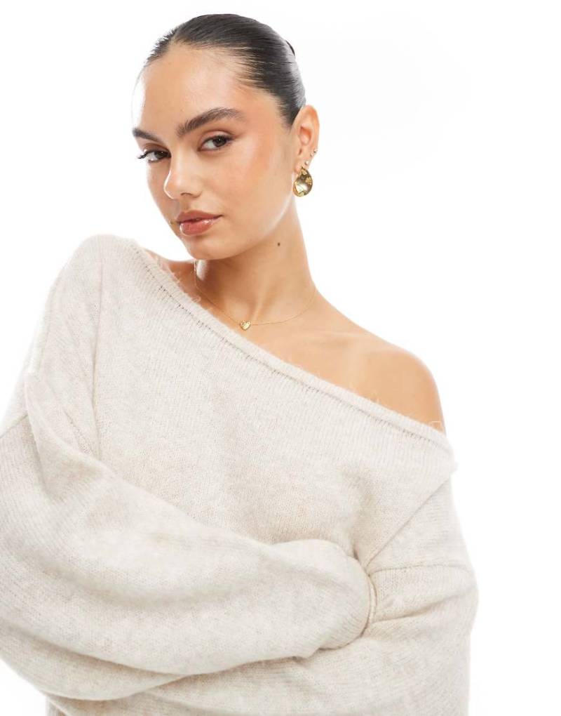 ASOS DESIGN - Lockerer Pullover in Ecru mit One-Shoulder-Design-Weiß von ASOS DESIGN