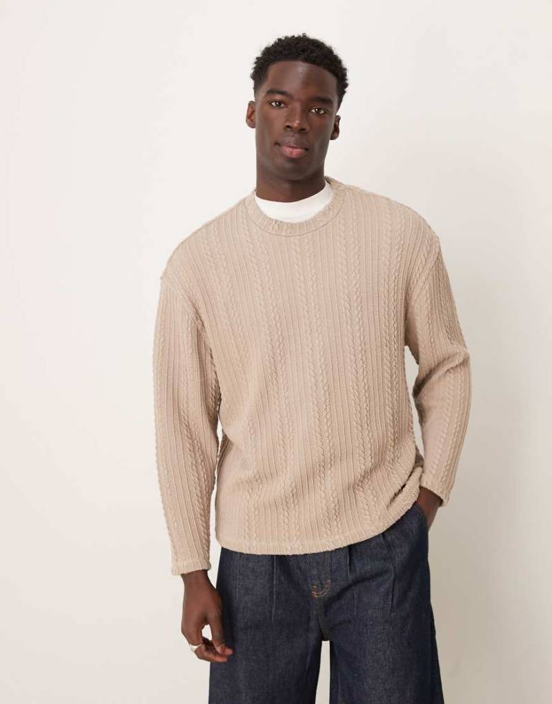 ASOS DESIGN - Lockerer, kastiger Zopfstrickpullover aus leichtem Material in Biskuit-Grau von ASOS DESIGN