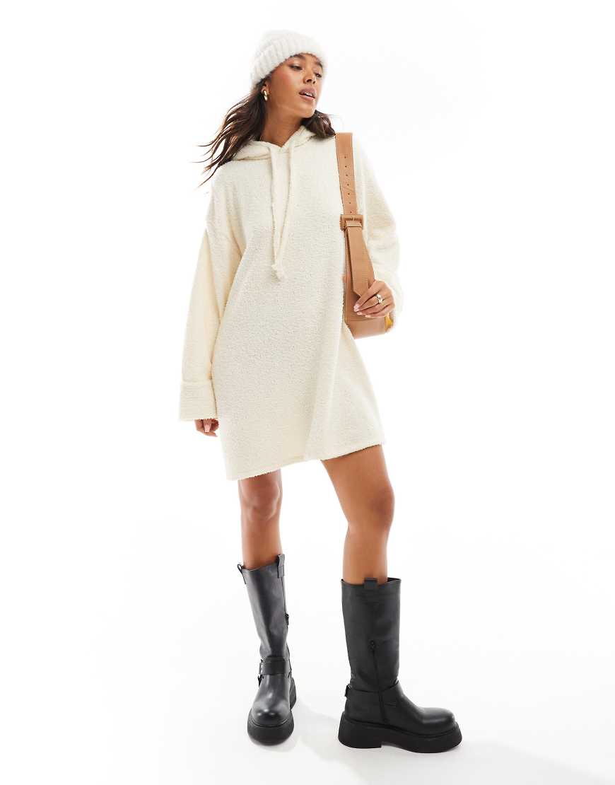 ASOS DESIGN - Lockeres, flauschiges Mini-Kapuzenpullover-Kleid in Cremeweiß mit kastigem Schnitt von ASOS DESIGN