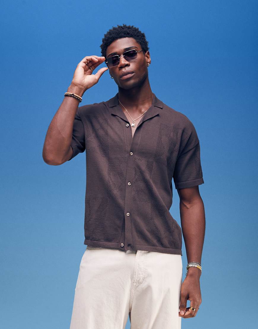 ASOS DESIGN - Lockeres, floral strukturiertes Polohemd aus Strick in Braun mit Knopfleiste von ASOS DESIGN