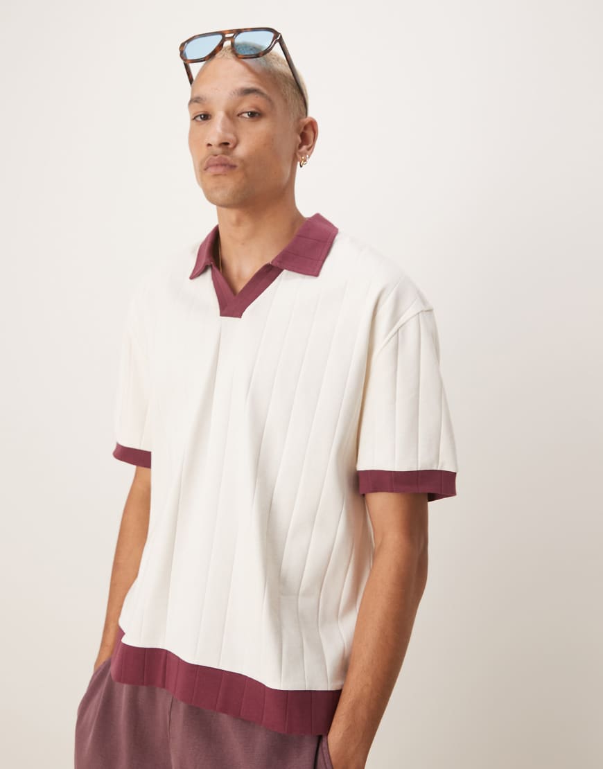ASOS DESIGN - Lockeres, geripptes Polo-T-Shirt in Creme mit Kontrastkragen in kastiger Passform-Weiß von ASOS DESIGN