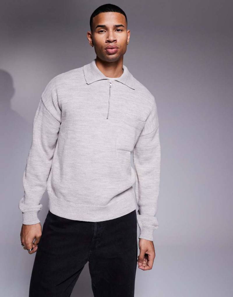 ASOS DESIGN - Lockeres, kastiges Poloshirt aus Strick in Hellgrau mit Viertelreißverschluss und Brusttasche-Neutral von ASOS DESIGN