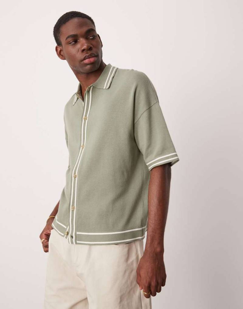 ASOS DESIGN - Lockeres, kastiges Poloshirt aus Strick in Salbeigrün mit Knopfleiste und Streifendetail ASOS DESIGN - Lockeres, kastiges Poloshirt aus Strick in Salbeigrün mit Knopfleiste und Streifendetail von ASOS DESIGN