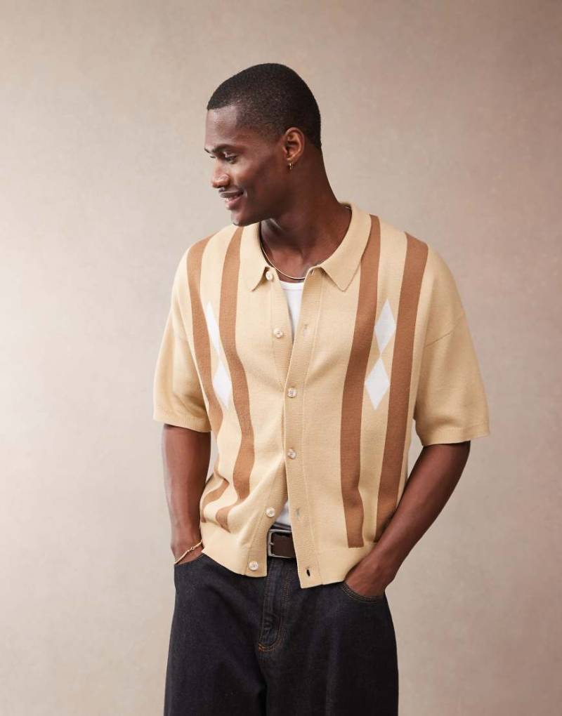 ASOS DESIGN - Lockeres Strick-Polohemd in Beige mit Rautenmuster und durchgehender Knopfleiste-Neutral von ASOS DESIGN