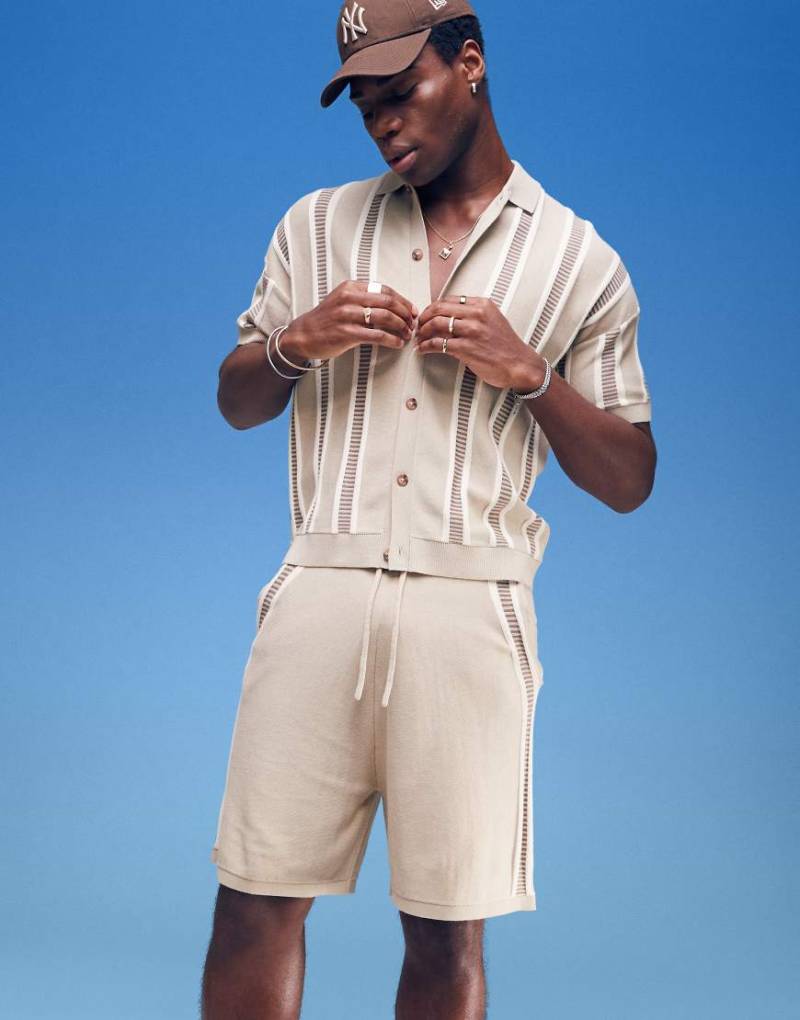 ASOS DESIGN - Lockeres Strick-Polohemd in Beige mit texturiertem Streifenmuster und Knopfleiste, Kombiteil-Neutral von ASOS DESIGN