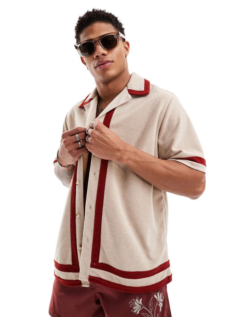 ASOS DESIGN - Lockeres, kurzärmliges Frottee-Hemd in neutralem Farbton mit Reverskragen und Paspelierung ASOS DESIGN - Lockeres, kurzärmliges Frottee-Hemd in neutralem Farbton mit Reverskragen und Paspelierung von ASOS DESIGN