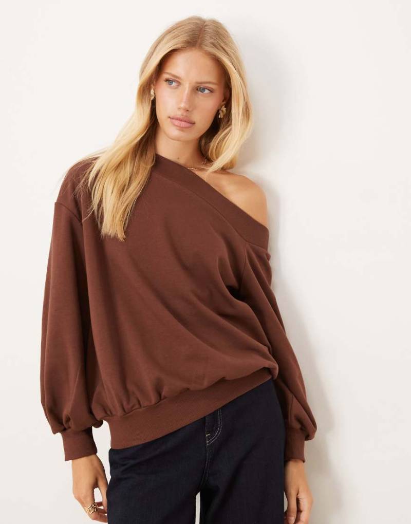 ASOS DESIGN - Lockeres, schulterfreies Sweatshirt in Braun-Brown von ASOS DESIGN