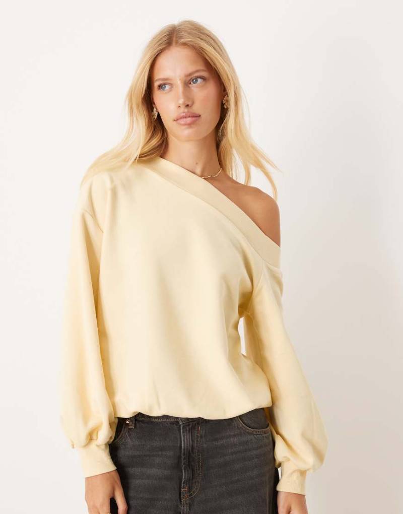 ASOS DESIGN - Lockeres, schulterfreies Sweatshirt in Gelb-Brown von ASOS DESIGN