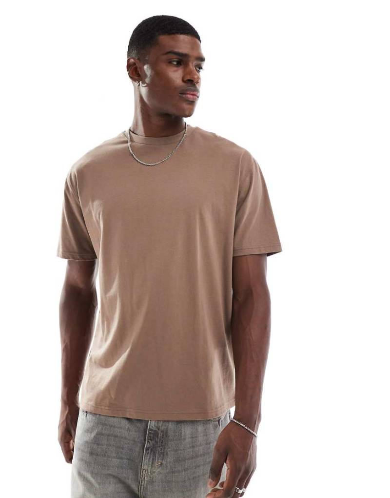 ASOS DESIGN - Lockeres Basic-T-Shirt in Braun von ASOS DESIGN