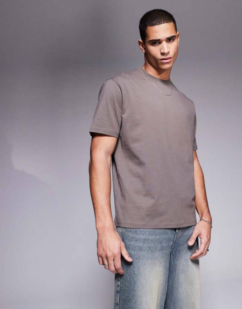 ASOS DESIGN - Lockeres Basic-T-Shirt in Braun von ASOS DESIGN