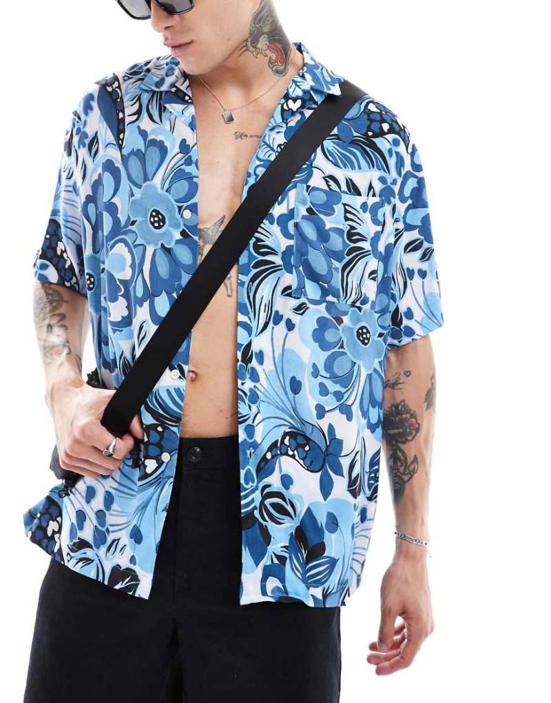 ASOS DESIGN - Lockeres Hemd in Blau mit gemaltem Blumenmuster und Reverskragen von ASOS DESIGN
