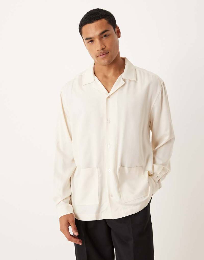 ASOS DESIGN - Locker geschnittenes Hemd in Cremeweiß mit Reverskragen und Taschen-Neutral von ASOS DESIGN