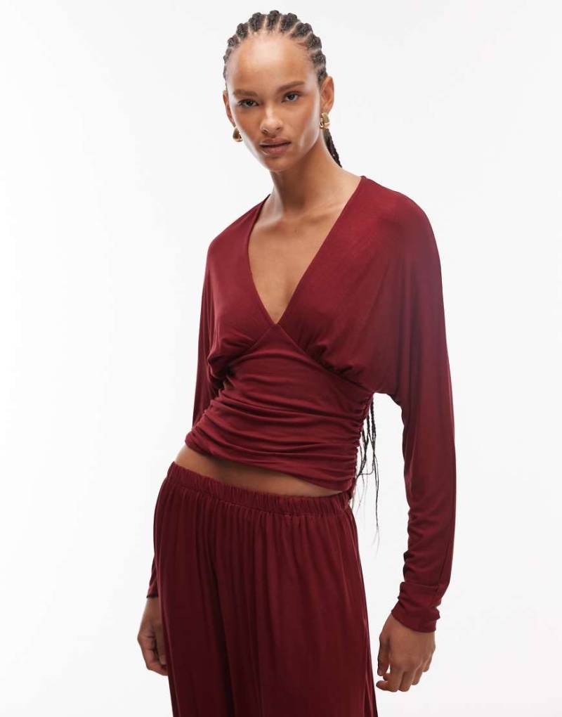 ASOS DESIGN - Lockeres Langarmshirt in Burgunderrot mit V-Ausschnitt und Taillendetail, Kombiteil von ASOS DESIGN