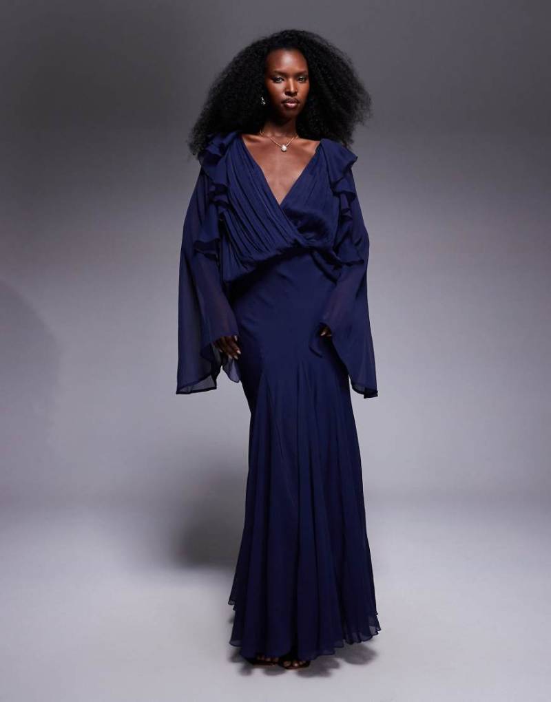 ASOS DESIGN - Lockeres Maxikleid in Marineblau mit Rüschen an der Hüfte und Godet-Design von ASOS DESIGN